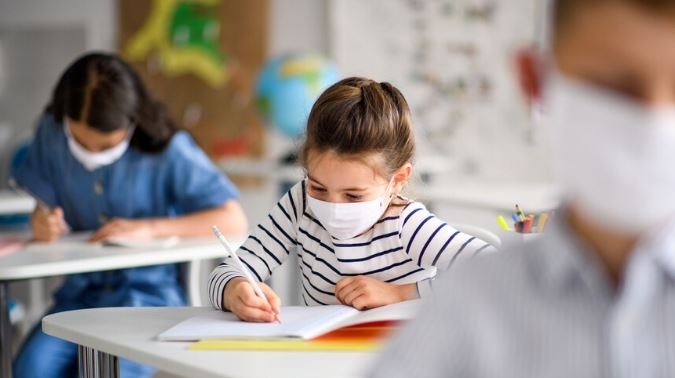 МОН обяви кои ученици ще носят маски в клас